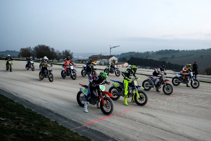 Valentino Rossi e Brad Baker in pista al ranch [Video]