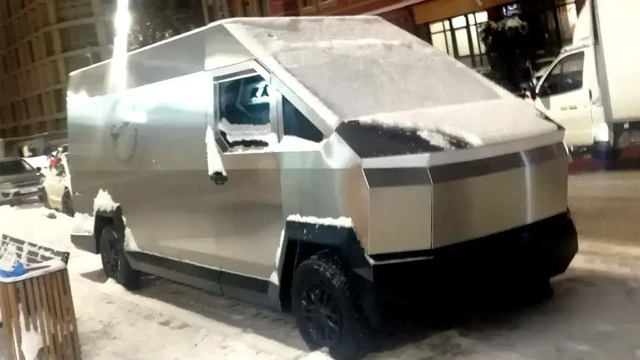 Appara la replica in stile van del Tesla Cybertruck: è russa