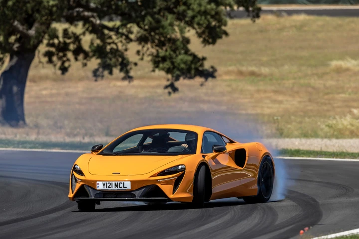 La McLaren Artura come apripista alla 1000 Miglia 2024