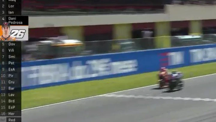 Mugello, il “popolo giallo” gelato dalla fumata bianca della Yamaha di Rossi. Lorenzo brucia Marquez in volata e vola in classifica