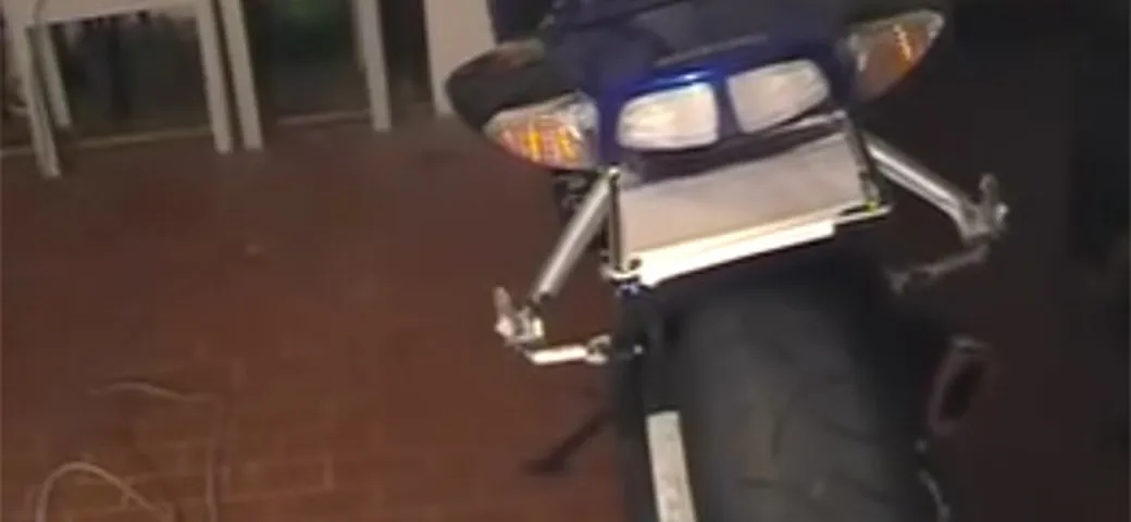 L'alza targa da moto è illegale! [Video]