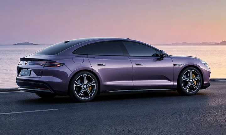 Questa berlina elettrica ha 1.210 CV e percorre fino a 1.100 km: costa 32.000 euro
