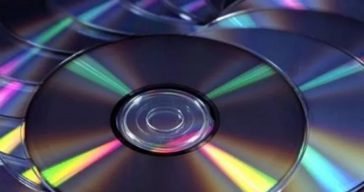 Caschi da moto realizzati con CD e DVD usati