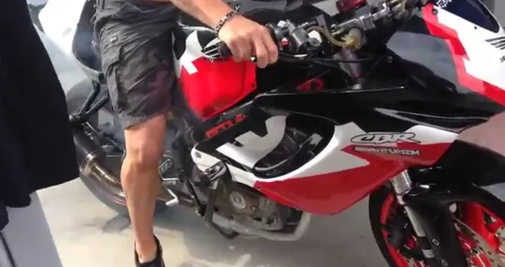 Come finire in piscina con la moto