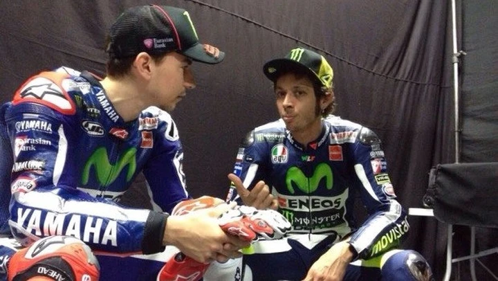 Sfida Rossi vs Lorenzo in Thailandia con la Yamaha R3 [Video]