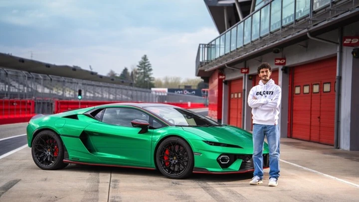 Francesco Bagnaia prova la Lamborghini Temerario in pista