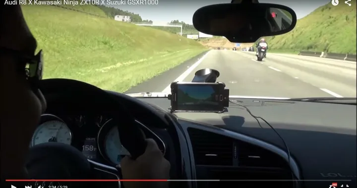 Gioco pericoloso fra auto e moto in autostrada [Video]