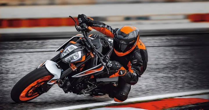KTM presenta la nuova 890 Duke R: caratteristiche tecniche e prezzo