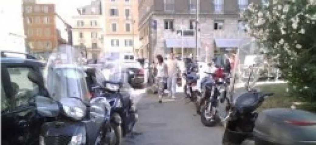 Sosta sul marciapiede: facciamo un pò di chiarezza