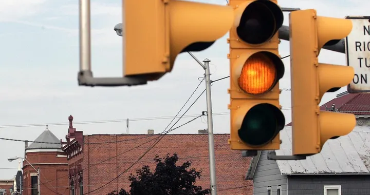 Multe: semaforo giallo troppo veloce? E' legittima la sanzione