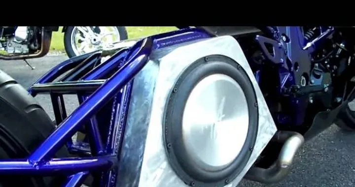 Woofer incassato nel forcellone di una Suzuki TL1000S