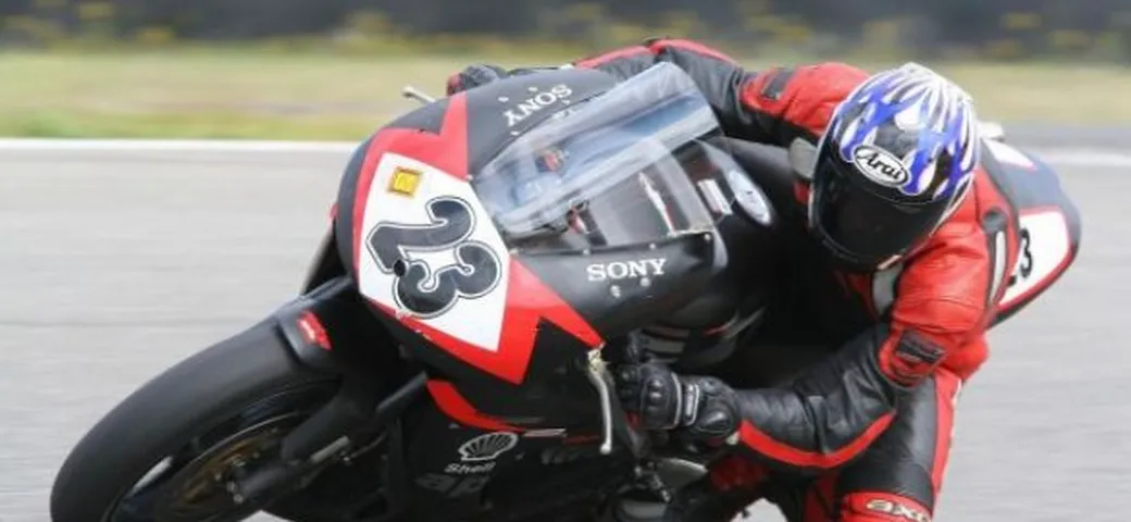 Scatto in Corsa: Aprilia RSV 1000 2002 ad Adria /video