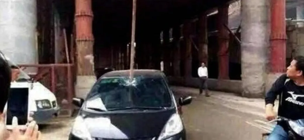 Cade il palo dal ponteggio: automobilista miracolato