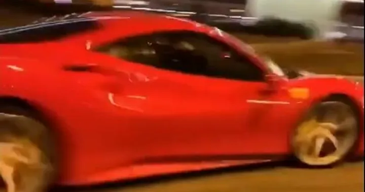 Ferrari 488 GTB impegnata nel drifting urbano [Video]