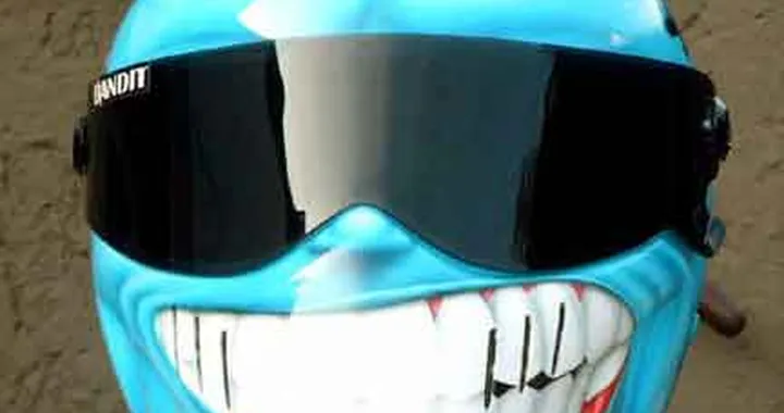 La faccia che ride sul casco