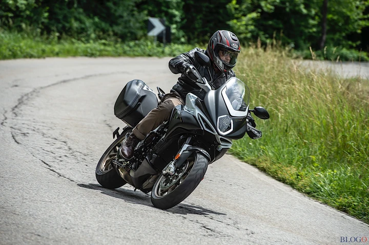 MV Agusta Turismo Veloce 800 Lusso SCS: primo contatto