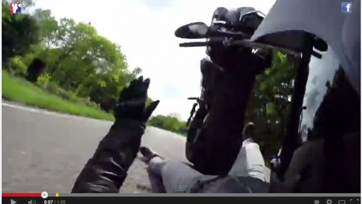 Epic Fail: impenna una KTM 690 Duke e finisce a terra [Video]