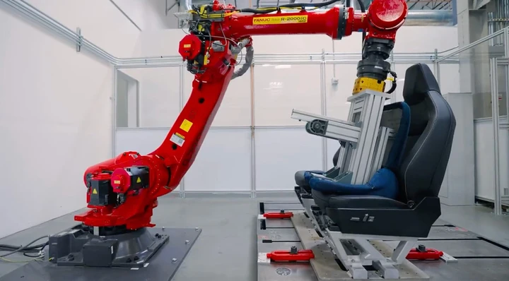 Tesla mostra in un video i sedili di Cybertruck