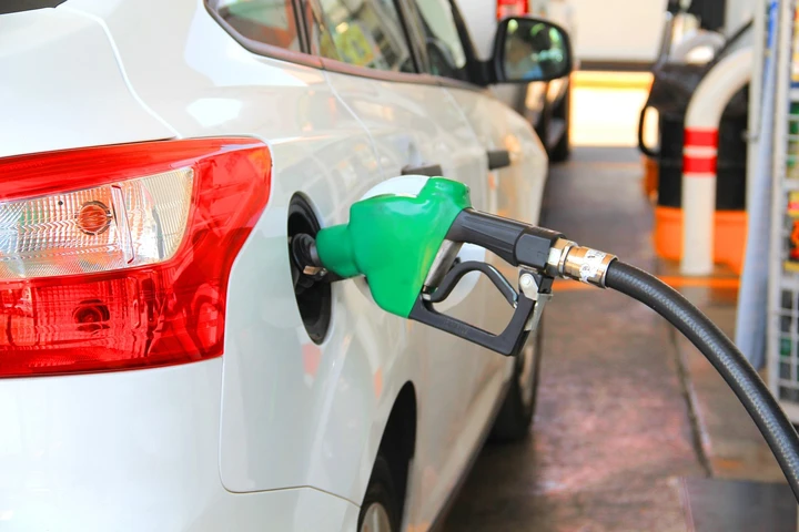 Caro benzina: Governo modifica decreto e punta sull’IVA