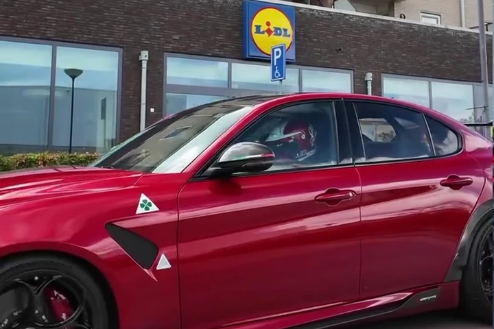 Alfa Romeo Giulia GTAm, va a fare la spesa al Lidl con 540 CV e la tuta da corsa