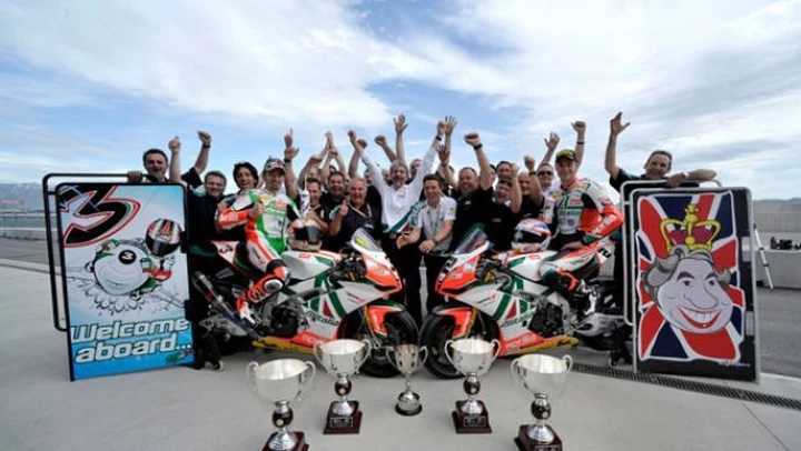 Max Biaggi conquista l'America e la classifica iridata. Trionfo Aprilia. Tonfo di Haslam. Jella per Checa
