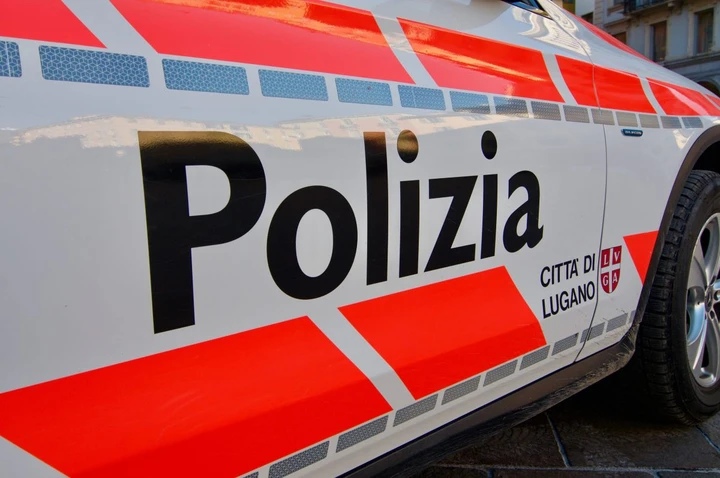Furgone rubato sperona la polizia e forza la dogana: fuga fino in Italia