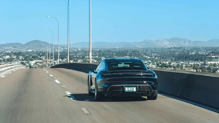 Porsche Taycan restyling: autonomia reale di 587 chilometri