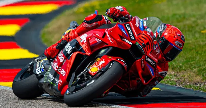 Sprint Race infuocata a Brno: Marquez trionfa, Acosta incalza, Bastianini rinasce