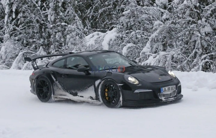 Porsche 911 GT3 RS: foto spia sulla neve