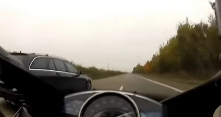 Mercedes C63 AMG vs Yamaha R1: sfida al oltre 300 km