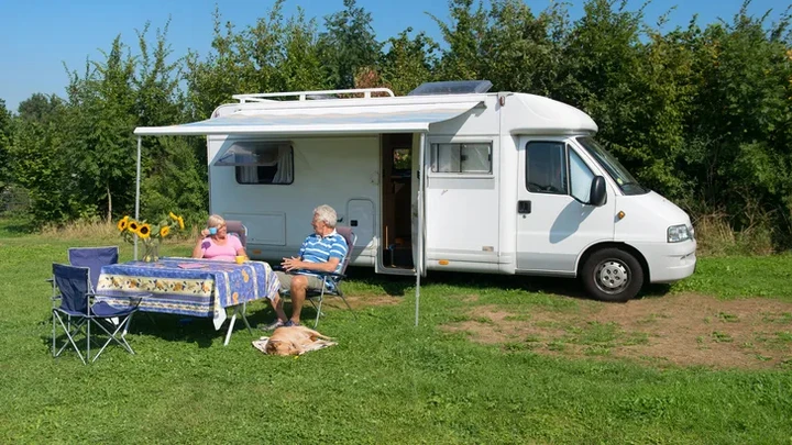 A metà mese avevano già finito la pensione: da tre anni vivono in un Ducato di 27 anni