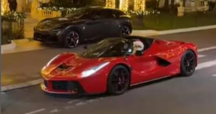Babbo Natale sulla Ferrari LaFerrari per le festività di fine anno | Video