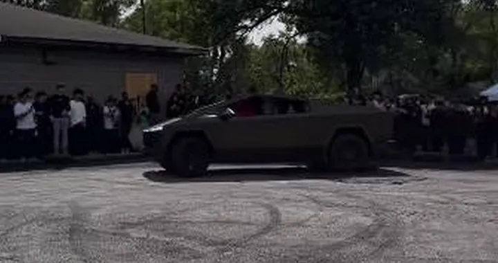 Con la Tesla Cybertruck colpisce la folla nel tentativo di un donut al contrario