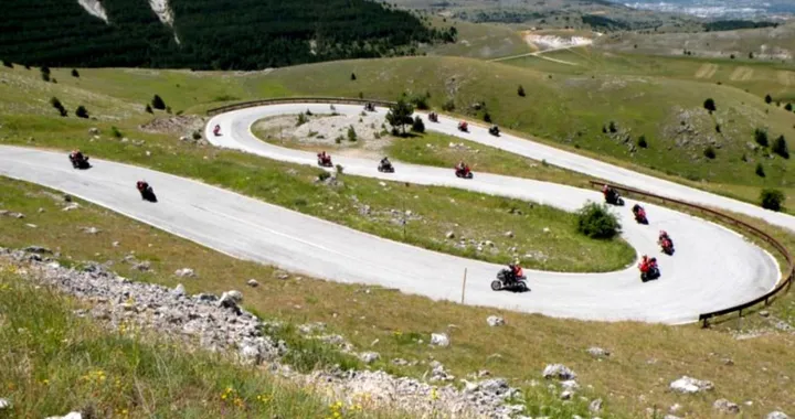 Moto in estate: gli errori più comuni che aumentano il rischio di incidenti