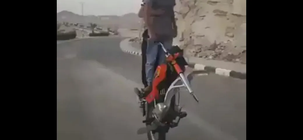 Follie in moto, impenna senza la ruota anteriore [Video]