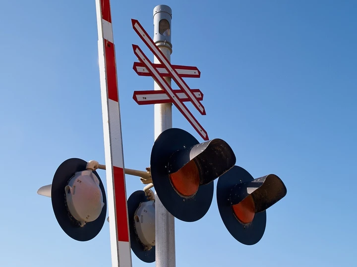 Il passaggio a livello con e senza barriere: la segnaletica, la normativa e il funzionamento