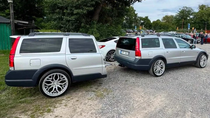 Taglia una Volvo V70 e la trasforma in una roulotte per due: dentro c’è anche un letto