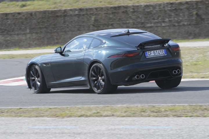 Jaguar F-Type 5.0 V8 R AWD: la prova su strada e in pista