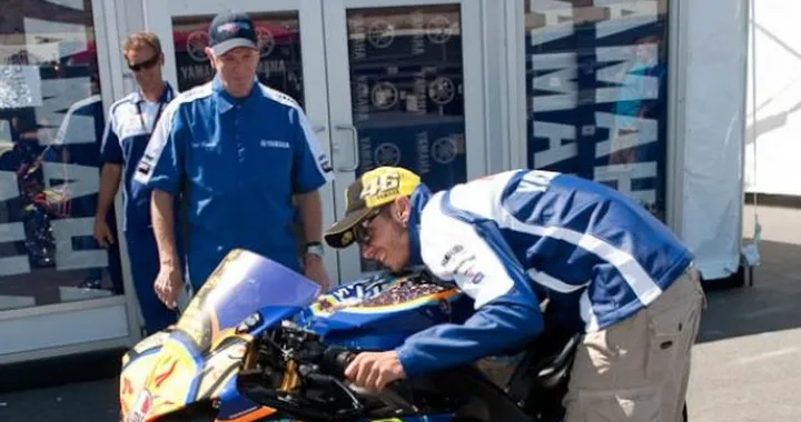 La Yamaha YZF-R1 Replica di Rossi all'asta per Riders For Health