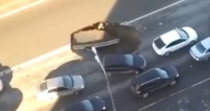 Strada che crolla: in Russia un automobilista viene quasi inghiottito