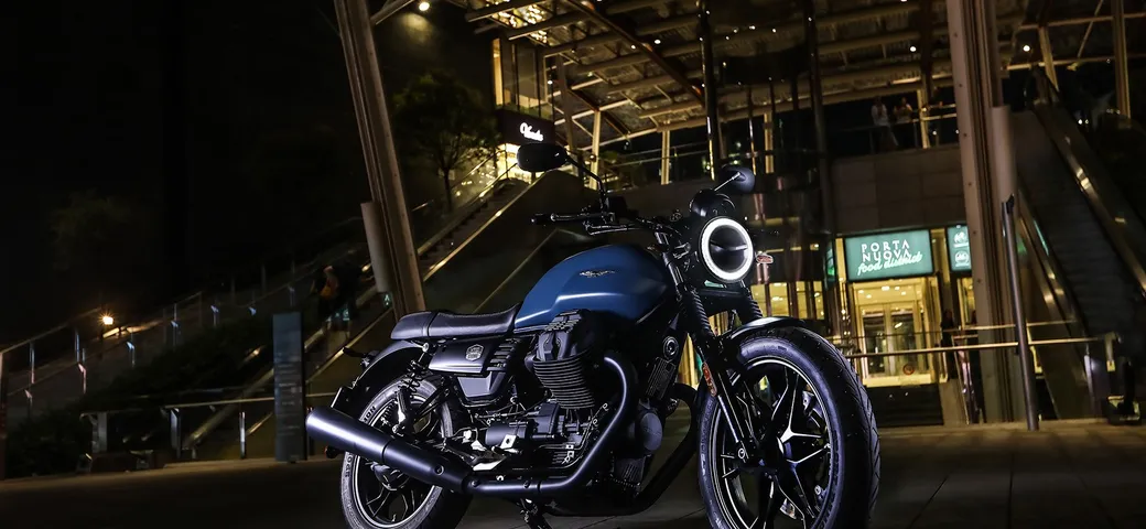 Moto Guzzi V7 III Stone Night Pack: le nuove immagini