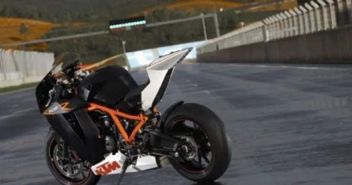 La KTM RC8R testata sulla pista di Portimao