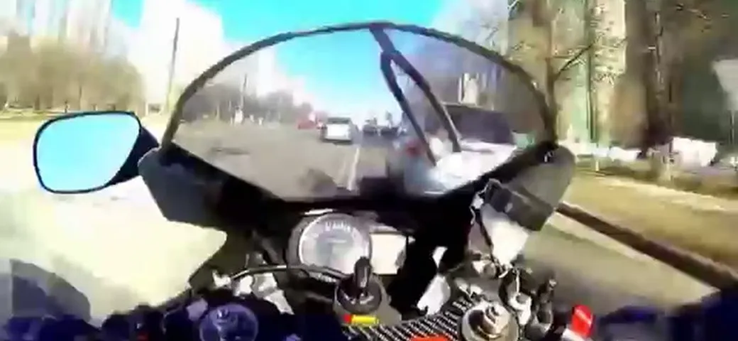 Motociclista spericolato si schianta nel traffico