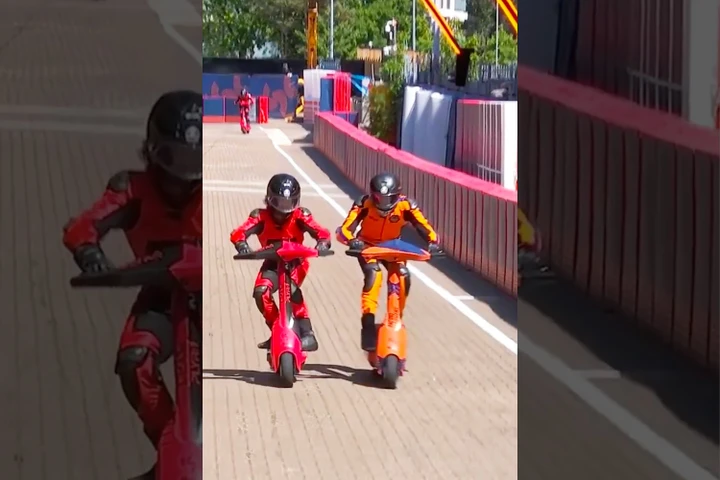 Gare in monopattino: che duelli! (Video)