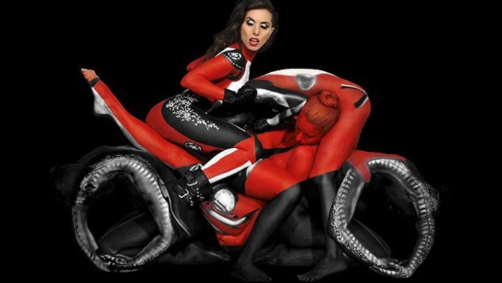 Body painting: corpi sinuosi diventano una Ducati Panigale