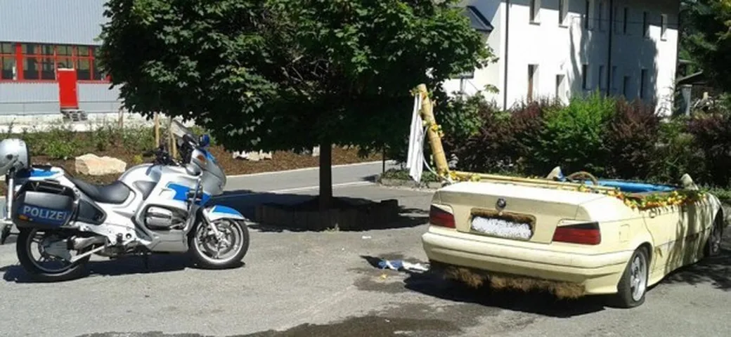 BMW Serie 3: la polizia tedesca sequestra l'esemplare con una piscina integrata!