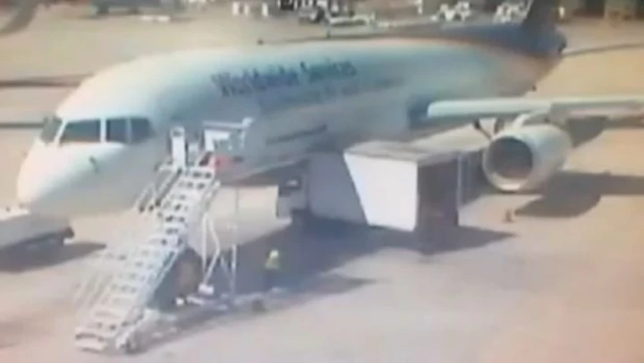 Il furgone sfida l'aereo. L'Epic Fail è segnato sulla fusoliera
