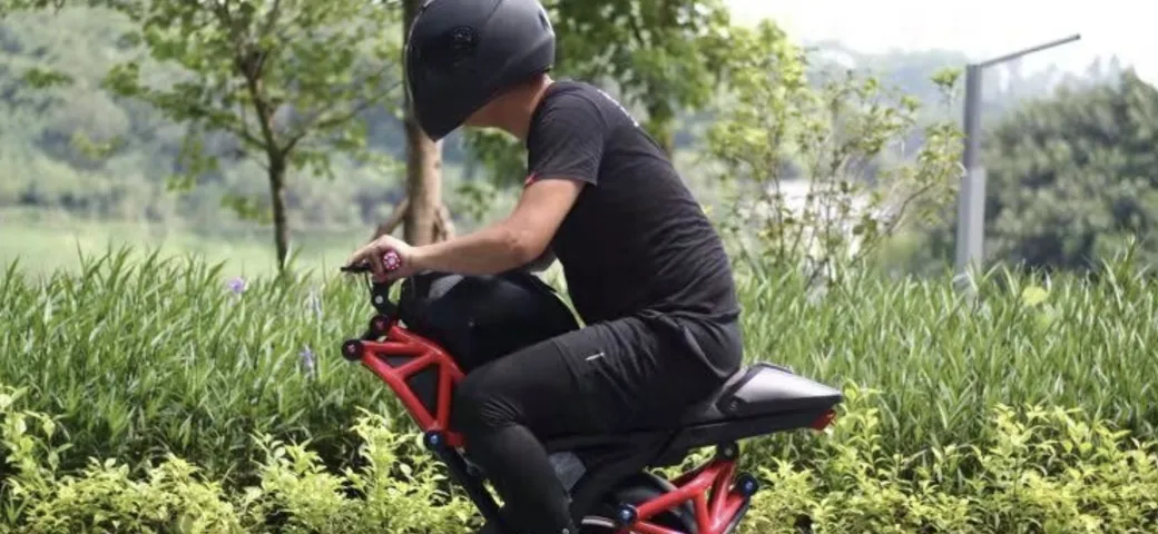 Una moto elettrica mono-ruota in stile Ducati Monster: è in vendita su Alibaba