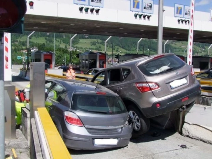 Incidente casello: a Vipiteno due auto restano incastrate