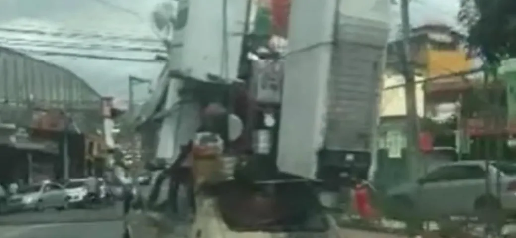 Folle trasloco con una montagna di oggetti sulla Fiat 147 [Video]